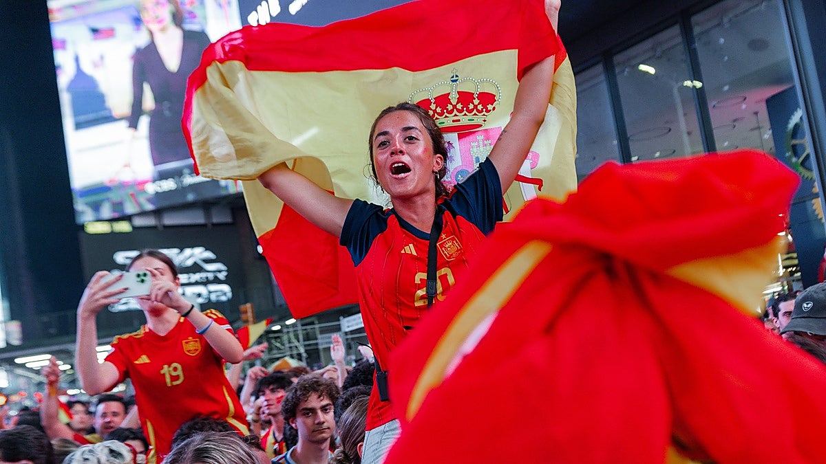 Una celebración multicultural en Times Square tras la victoria
