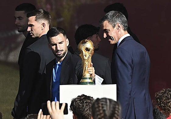 Pedro Sánchez, a los campeones en Moncloa: «Por qué no, en 2030 soñar con que no hay dos sin tres»