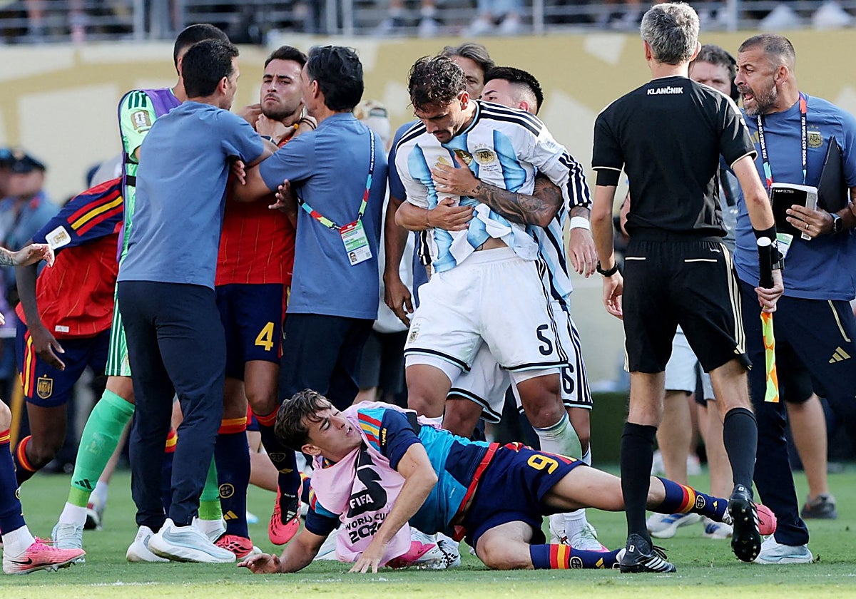 Puñetazos, patadas, llaves de judo, amenazas y de espaldas al campeón: la rastrera forma de perder de Argentina
