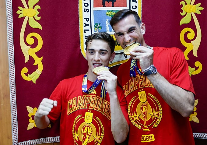 Gavi y Fabián posan con las medallas de campeones del mundo en el Ayuntamiento de Los Palacios