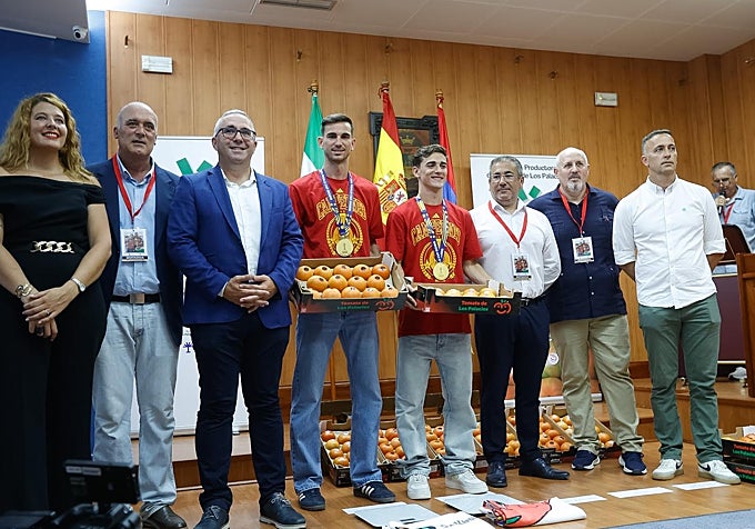 Los campeones del mundo pasaron por la báscula y recibieron su peso en tomates de Los Palacios