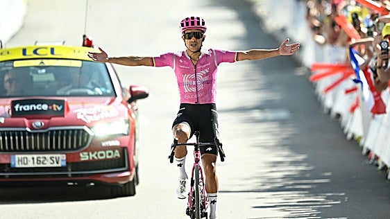 Carapaz vuelve a ser Carapaz en la primera etapa alpina
