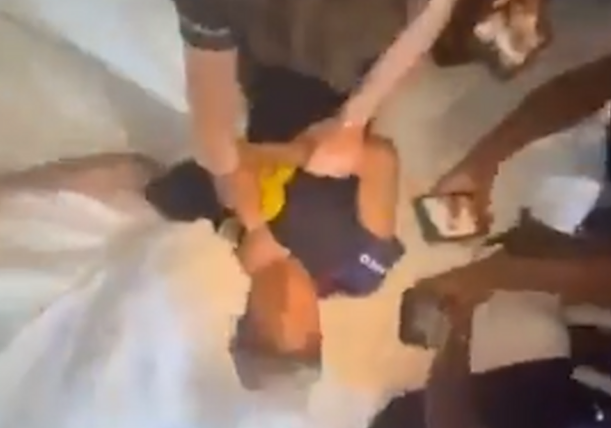 Juveniles de la selección inglesa protagonizan una brutal pelea mientras sus compañeros graban y se ríen