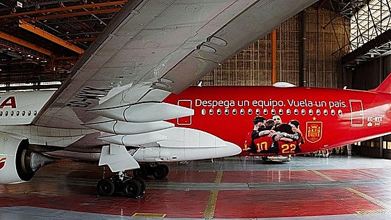 El avión de Iberia vinilado con los jugadores de la selección española aterriza en Buenos Aires solo tres días después de la final