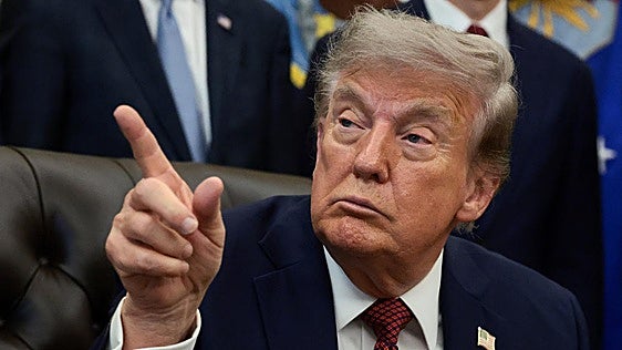 Trump insinúa que LeBron es «racista» y elige a Jordan como el mejor de la historia
