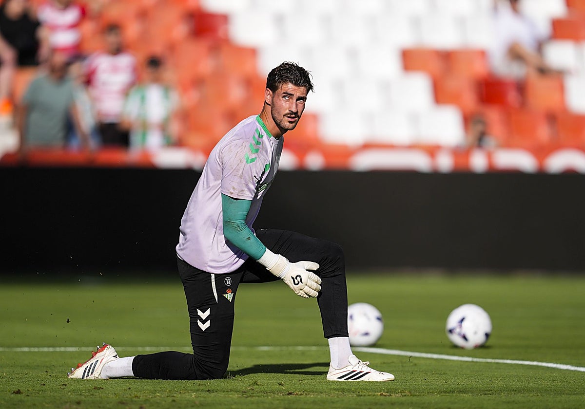 Diego Conde, en el calentamiento previo al Granada-Betis