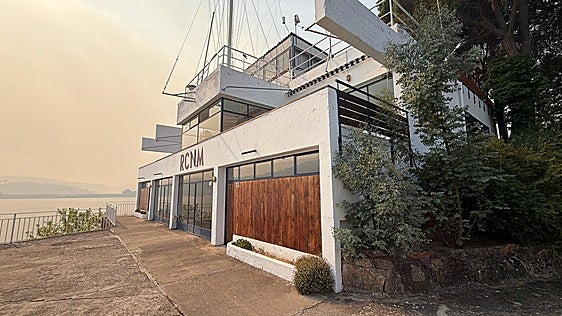 El incendio en el Pantano de San Juan llega al Real Club Náutico de Madrid