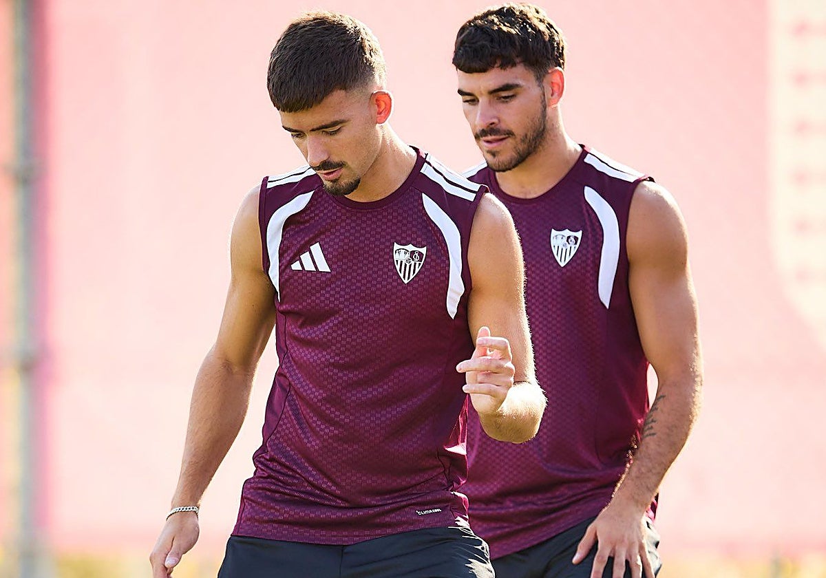 Kike Salas, ante Isaac, en el entrenamiento del Sevilla de este sábado