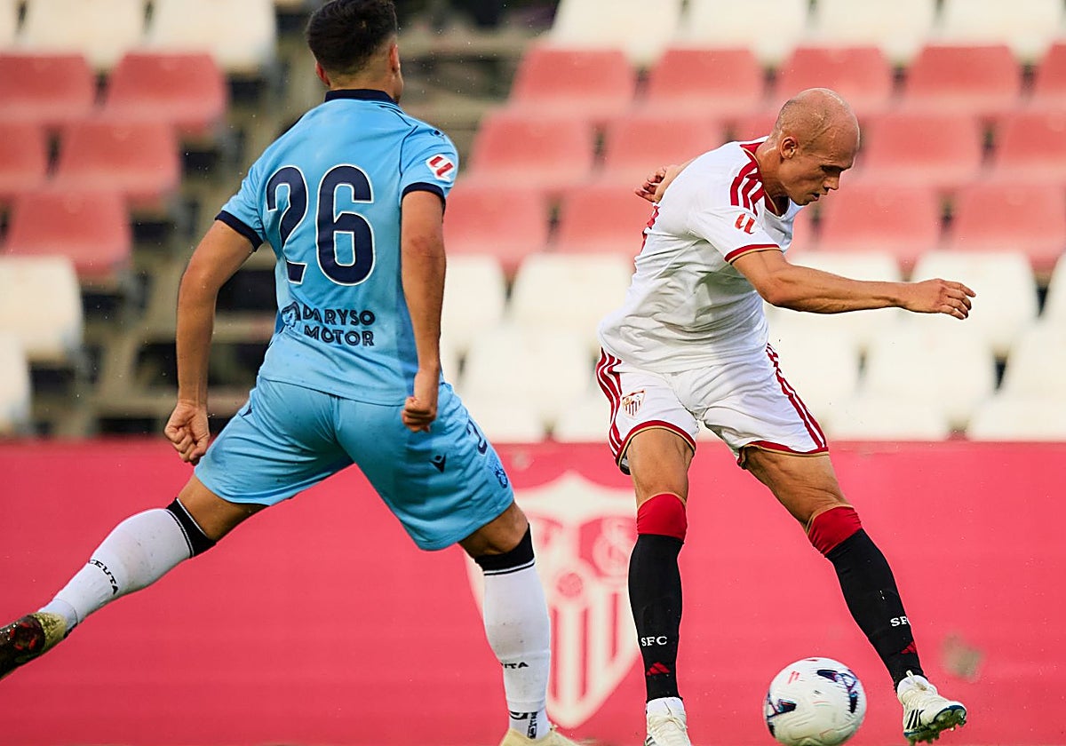 Acción del amistoso entre el Sevilla FC y la AD Ceuta