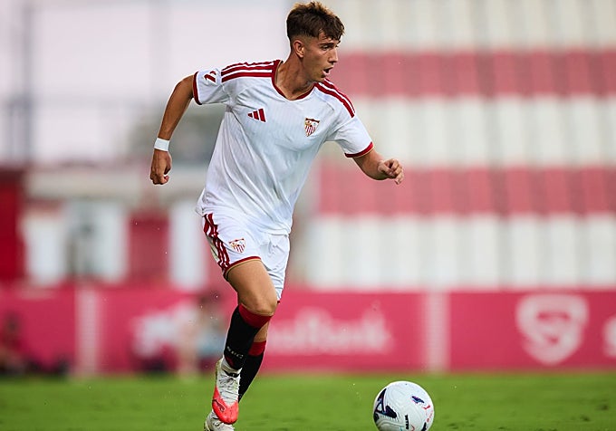 Miguel Sierra conduce el balón en un lance del Sevilla - Ceuta de pretemporada