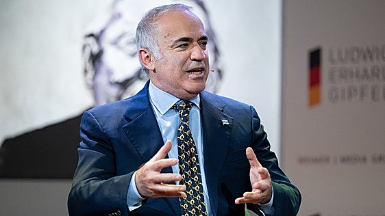 Garri Kasparov: «Trump esconde la cabeza ante peligros importantes; da demasiada ventaja a Putin»