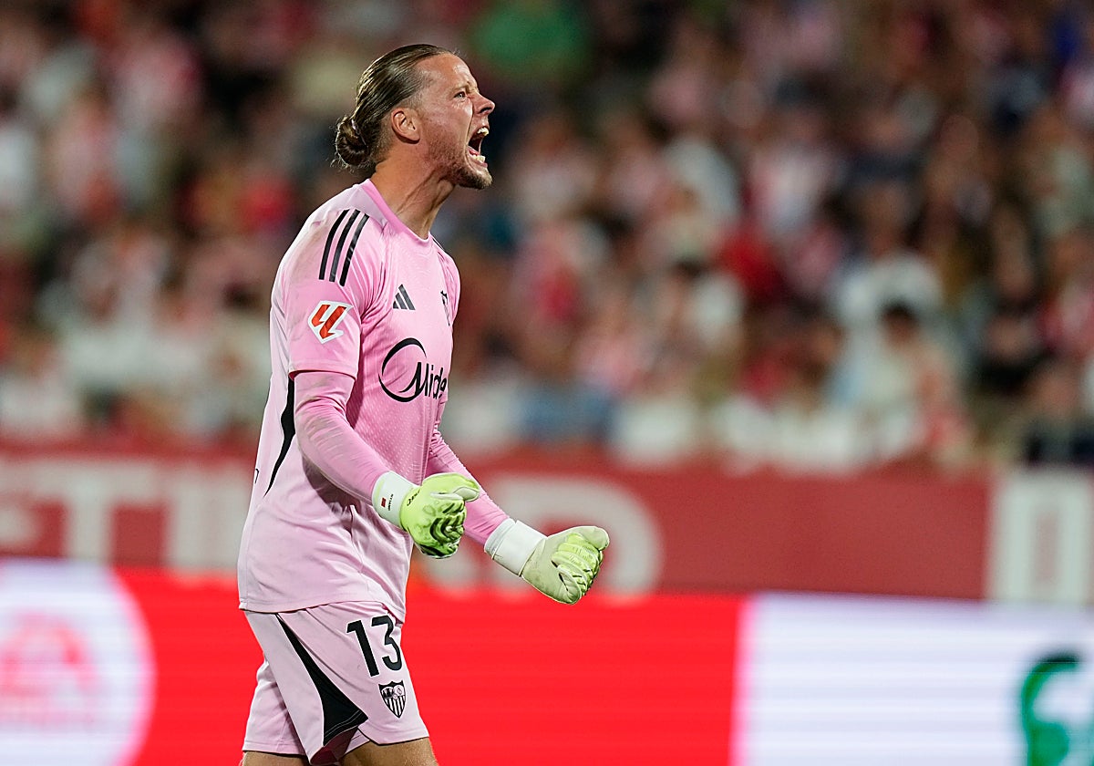 Nyland, en una de sus últimas actuaciones con el Sevilla FC.