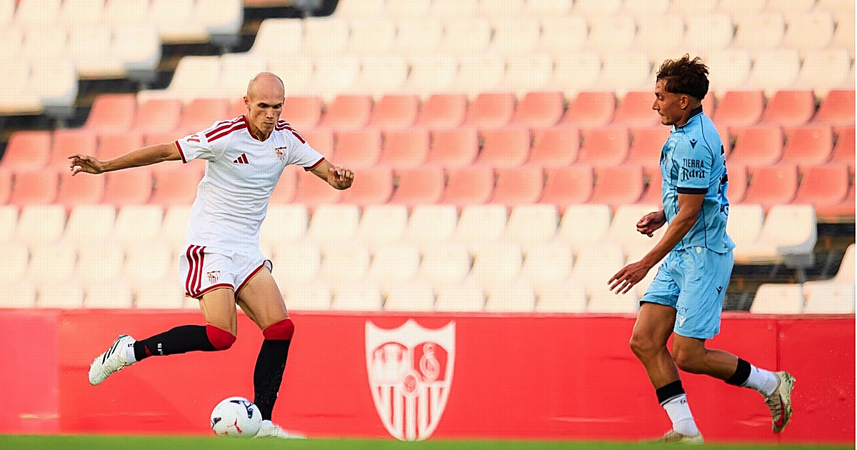 La afición del Sevilla FC protesta al club por disputar los partidos a puerta cerrada