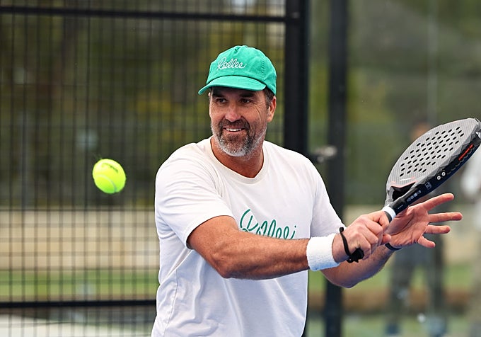 Imagen del ex tenista Patrick Rafter ejecutando una volea de revés