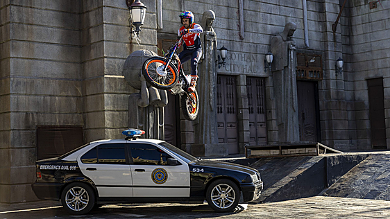 Así se convierte Toni Bou en un superhéroe de dos ruedas