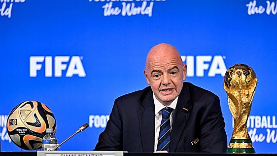 La UE planta cara a Infantino y advierte a la FIFA tras su plan de privatizar el Mundial: «Fuera las manos de nuestro fútbol»