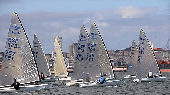 La Copa de España de Finn y el Meeting de Optimist reunirán a un centenar de barcos en La Coruña