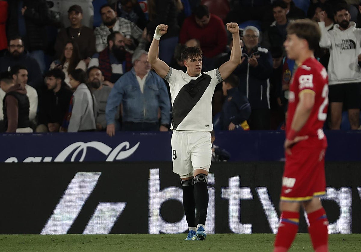 El Real Madrid ficha a Carlos Espí, el joven delantero tanque que llenó de gol al Levante