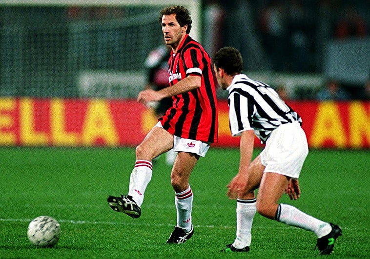 Franco Baresi durante un partido en 1992