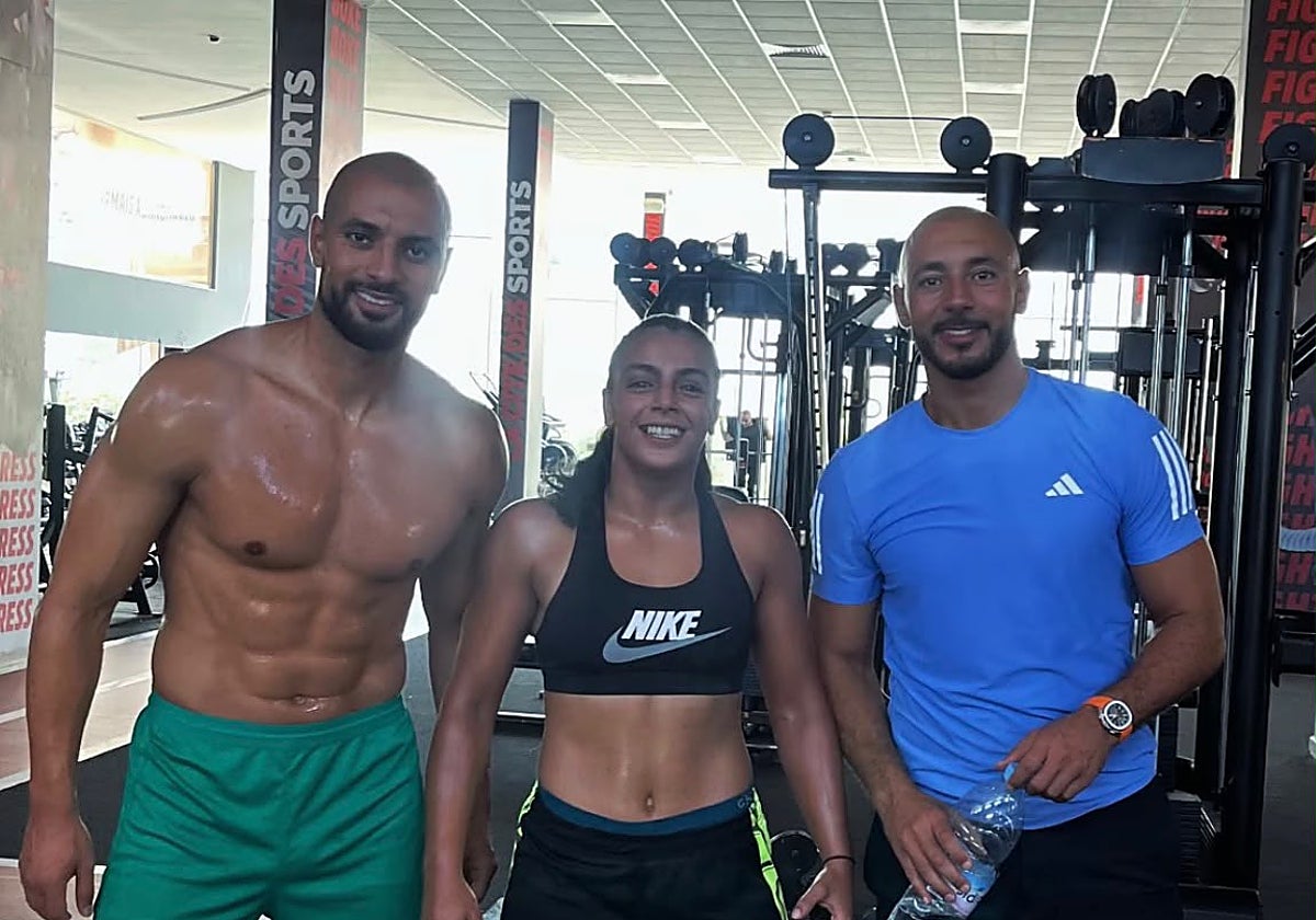 Amrabat presume de físico mientras se resuelve su futuro