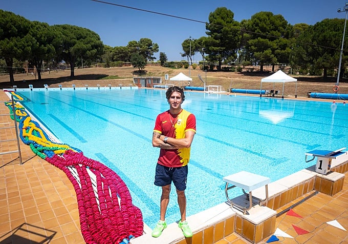 El nadador junto a una de las piscinas en las que se entrena.