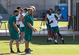 El Betis le ofrece tres años más a Gnangoro, sondeado por clubes de Primera y Segunda