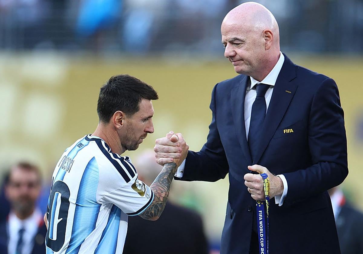 Infantino consuela a Messi, capitán de Argentina, tras la victoria de España en la final del Mundial.