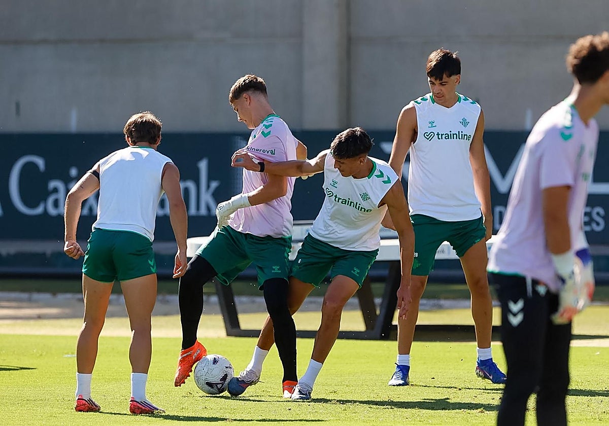 Petit, a la derecha, observa a Losada y Facundo Bernal luchando por un balón en el entrenamiento del Betis