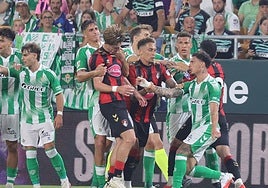 La expulsión de Antony y los pitos de la Cartuja al árbitro en el Betis - Bournemouth