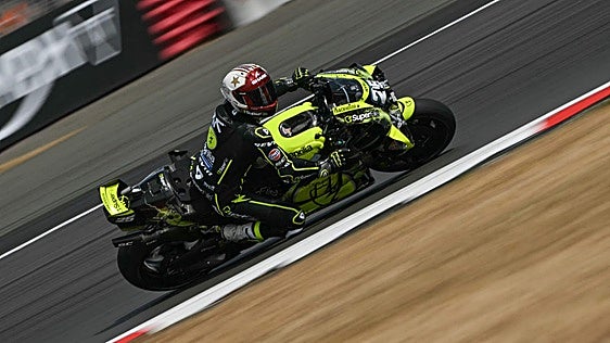 Raúl Fernández domina en el indómito Silverstone; Márquez sobrevive