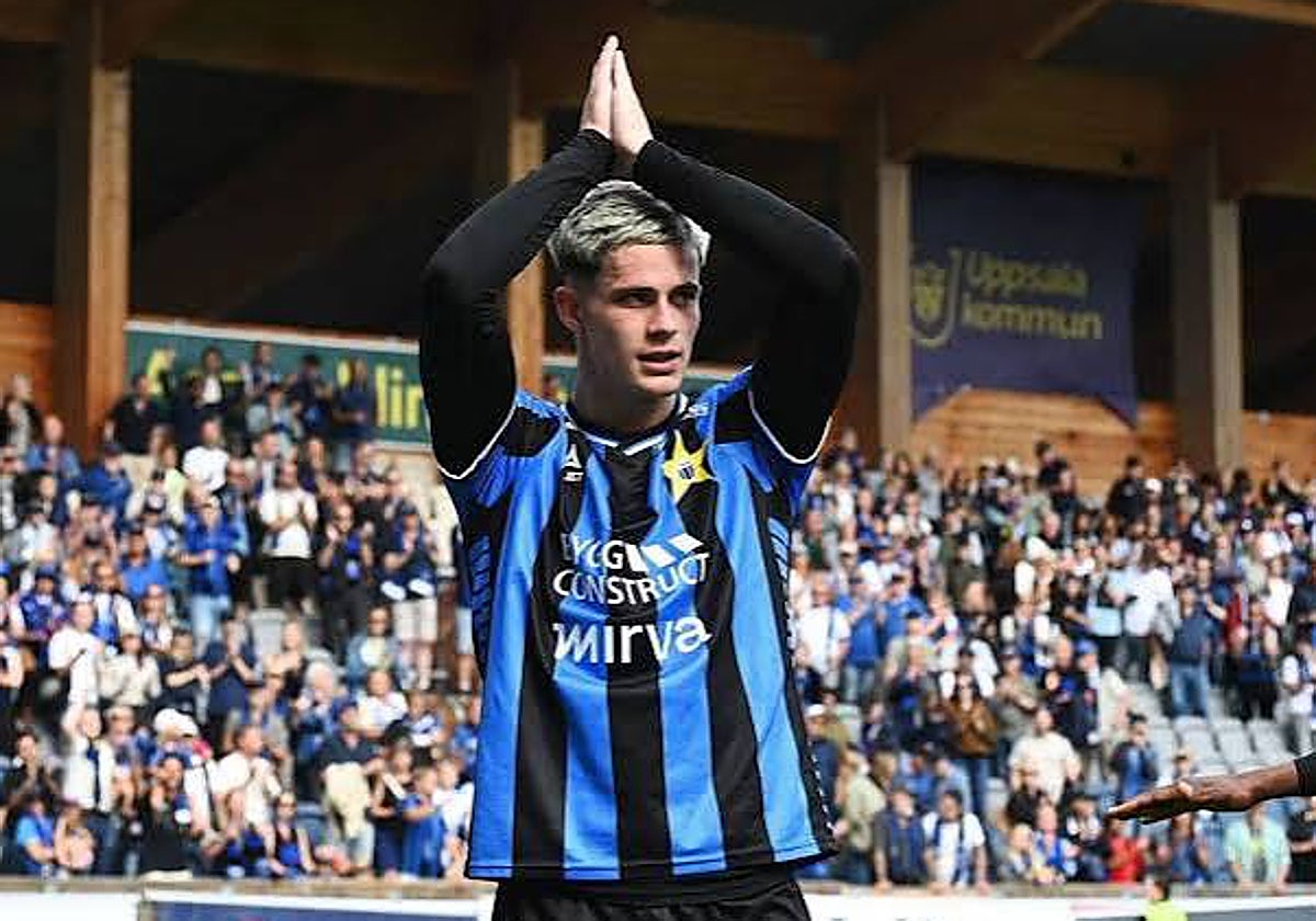 Robbie Ure delebra un gol con el Sirius