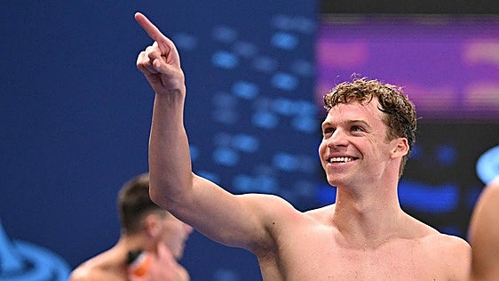 Léon Marchand lanza a Francia hacia la plata en el 4x200