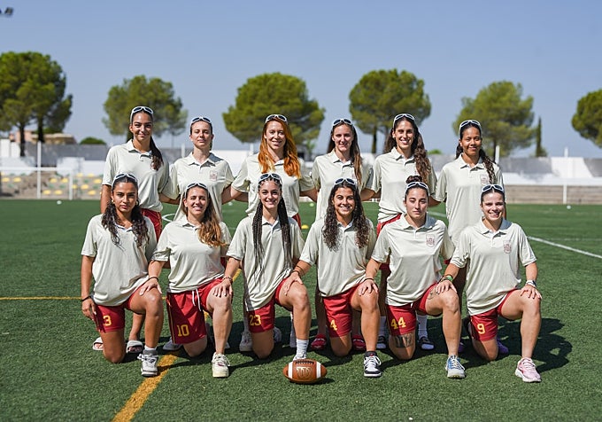 Las doce integrantes de la selección. De izquierda a derecha y de arriba a abajo: Rocío Cañuelo, Alma Rodríguez, Violeta Wiksten, Laia Girona, Sara Villagrasa, Elvira Núñez, Atxa Delgado, Mónica Rafecas, Laura Hernández, Mar Hernández, Cristina Gómez y Olga Sotillo.