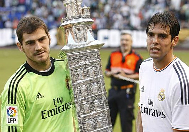 Casillas y Kaká, con el Trofeo Teresa Herrera de 2013.