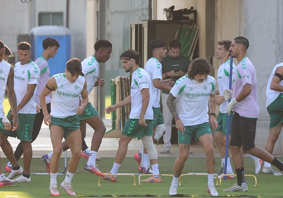 Abde se ejercita con sus compañeros del Betis en la ciudad deportiva Luis del Sol
