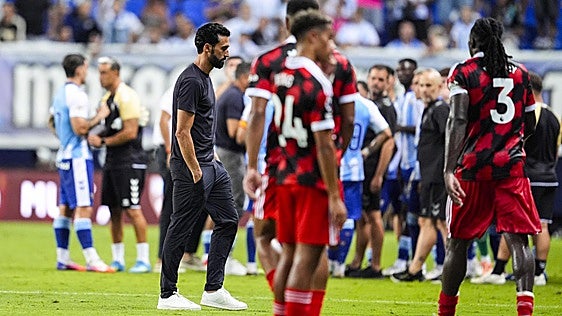 Bochorno en La Rosaleda: Arbeloa expulsado, espantada del Fulham y el Málaga campeón