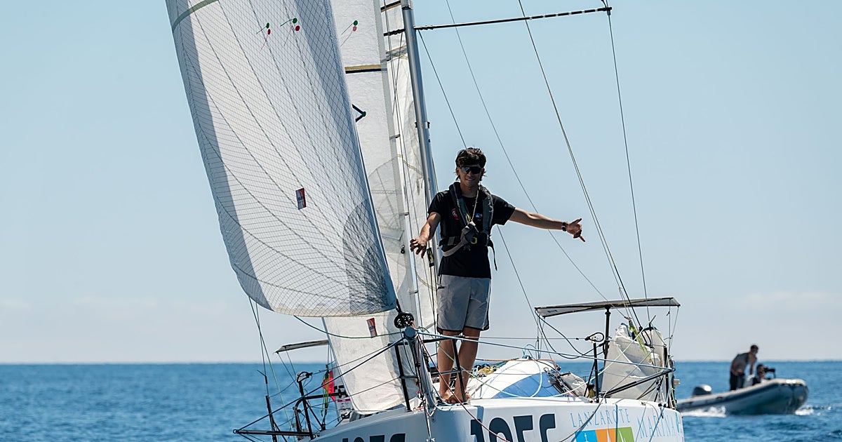Alonso Pérez culmina en solitario las 2.600 millas de la Mini Atlantique con solo 19 años