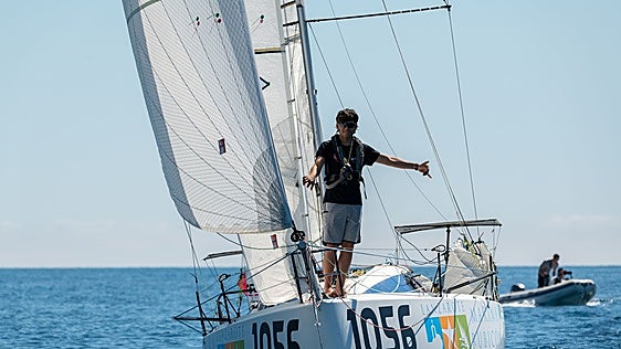 Alonso Pérez culmina en solitario las 2.600 millas de la Mini Atlantique con solo 19 años