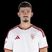 Imagen - Error clamoroso del moronense que, consciente de lo que le cuesta a su equipo defender, dejó a los suyos con uno menos para los minutos finales.