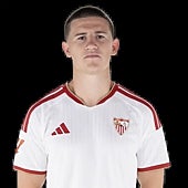 Imagen - El futbolista que más lo intentó durante el mal primer tiempo con varios centros. En la segunda parte siguió siendo incisivo. Renovación ya.