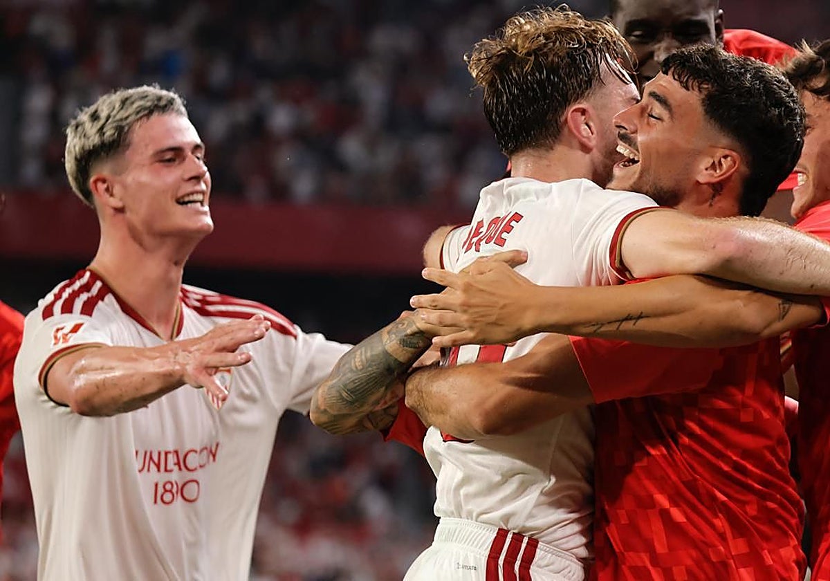 Los jugadores del Sevilla celebran el gol de la victoria.
