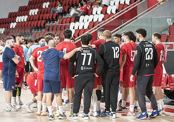Corrillo de los jugadores del Proin en un tiempo muerto del choque contra el Benfica
