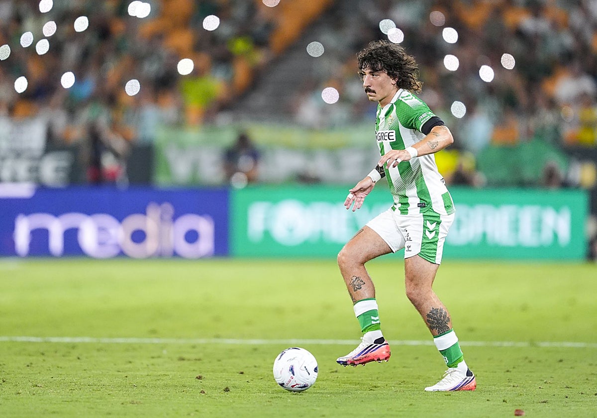 Bellerín controla un balón durante un amistoso del Betis en esta pretemporada
