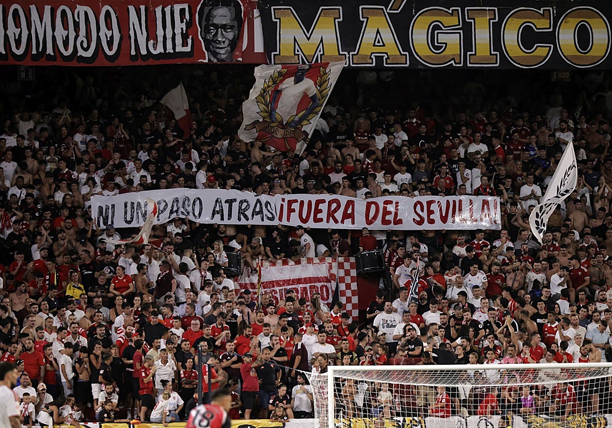 La afición del Sevilla despliega una pancarta en la grada baja de Gol Norte.