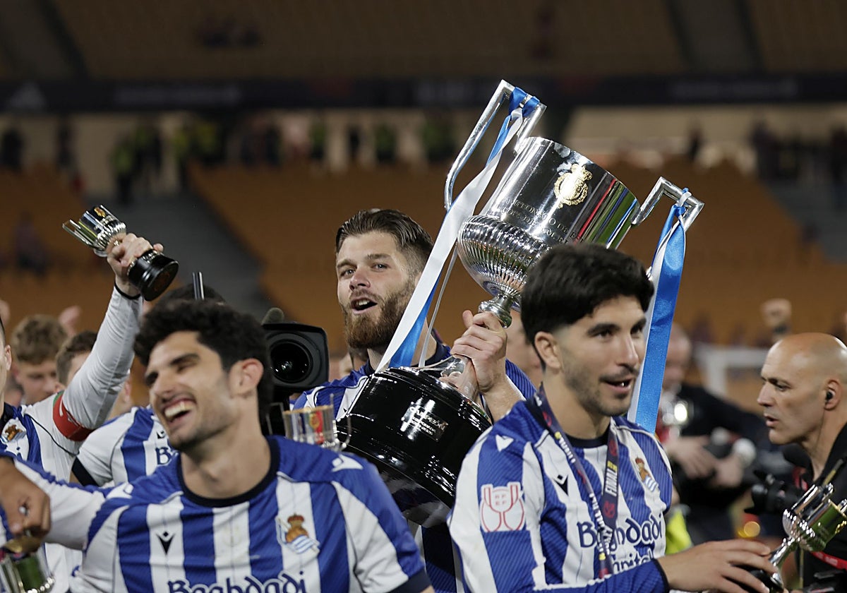 Los jugadores de la Real Sociedad, con la Copa del Rey.