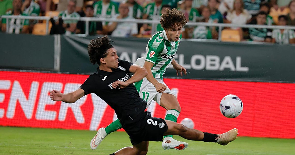 Real Betis - Real Sociedad: El Betis abre el curso con un golazo de Riquelme y un señor portero (1-0)