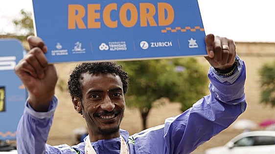 El etíope Kejelcha firma un nuevo récord del mundo en la media maratón
