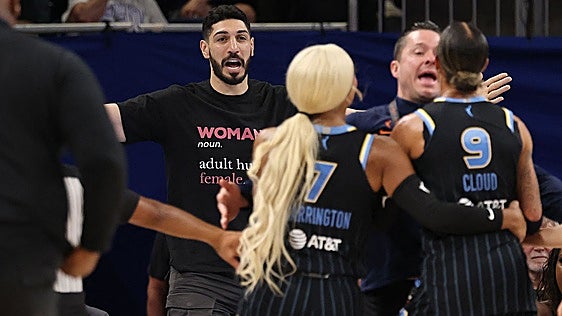 Enes Kanter la lía en la grada y acaba expulsado durante un partido de WNBA
