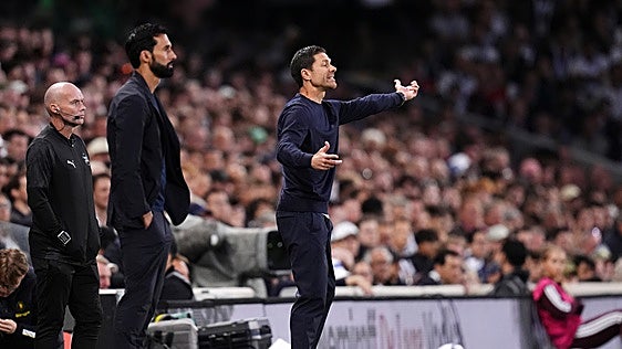 Xabi Alonso se impone a Arbeloa en el derbi de los amigos