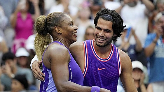 «¿Y esa melena?»: Alcaraz desata la locura junto a Serena en su regreso al tenis